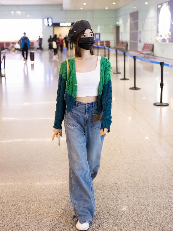 毛晓彤也是个长腿美女,元气超短牛仔裤搭配,减龄又有点小火辣