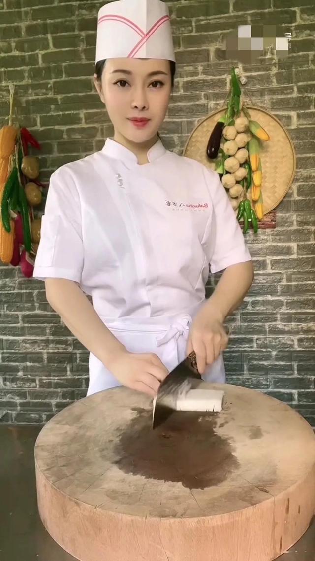 美女厨师,不靠颜值靠手艺,喜欢的粉丝点赞