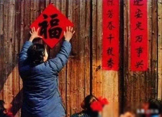 晚清悲惨女子老照片:窑姐坐洋军官怀里被摸胸,洋人当街欺辱妇女