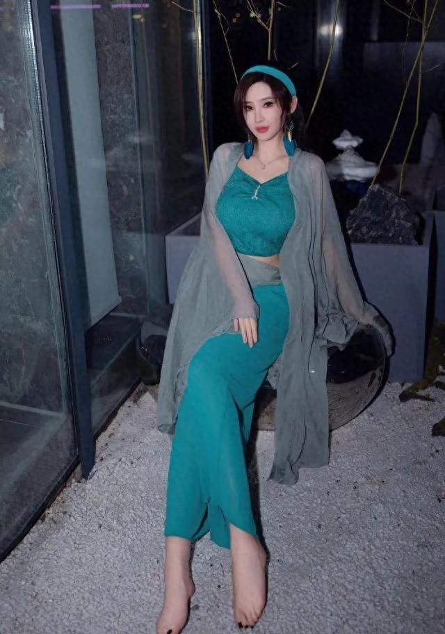 美女模特周妍希,前凸后翘,身姿曼妙,白玉美腿,太顶了