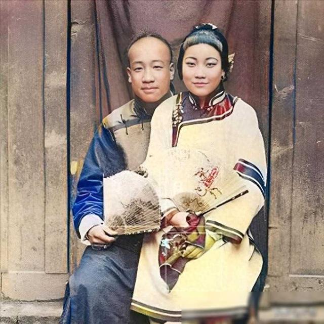 晚清悲惨女子老照片:窑姐坐洋军官怀里被摸胸,洋人当街欺辱妇女