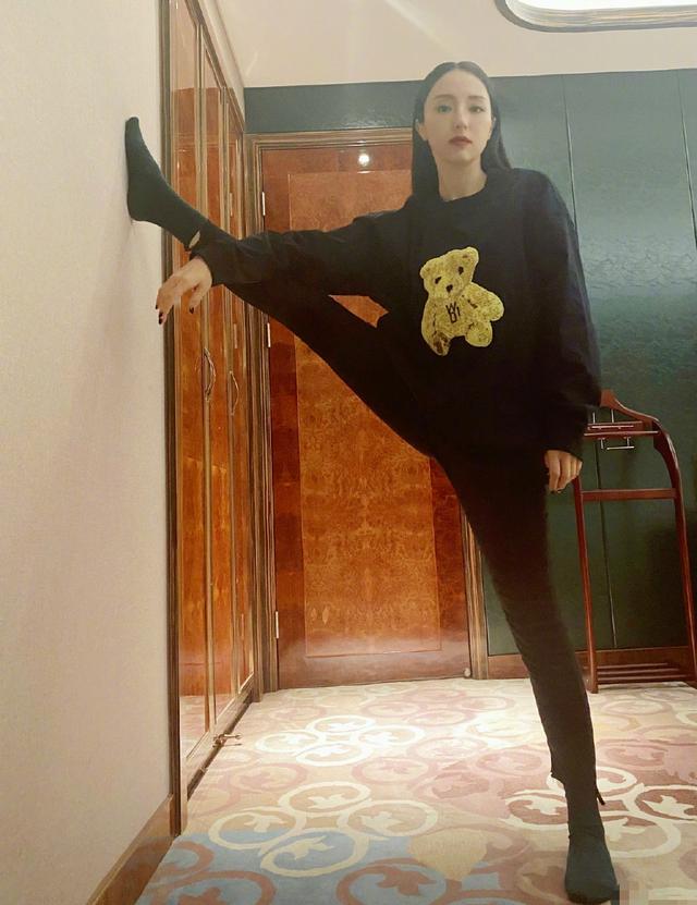 《有翡》董璇被吐槽像安了假腿,一字马秀大长腿,网友:好美好直