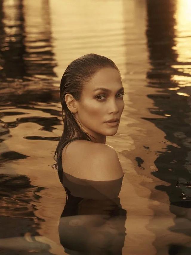 Jennifer Lopez 全裸拍新歌封面,这身材51岁?