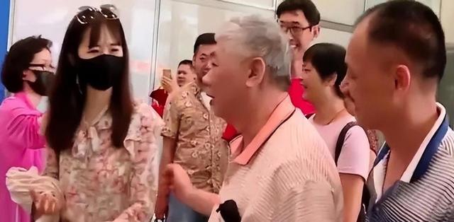 台湾美女替爷爷回大陆寻根,谁料找到老家时,发现爷爷已成独苗