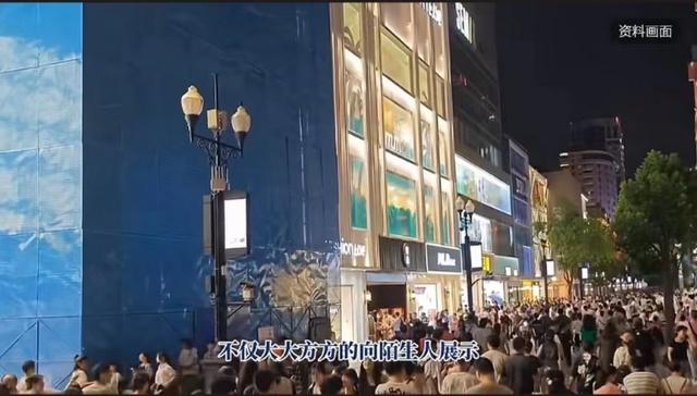 辣眼睛事件!美女全裸逛街视频曝光,网友热议:真相不敢相信!