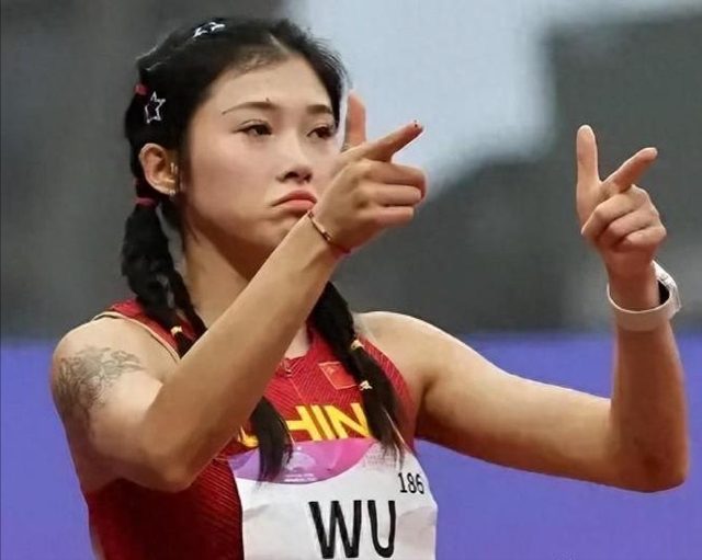 吴艳妮又被骂了,黑丝写真曝光,明明身材有料,奈何P图手段过分