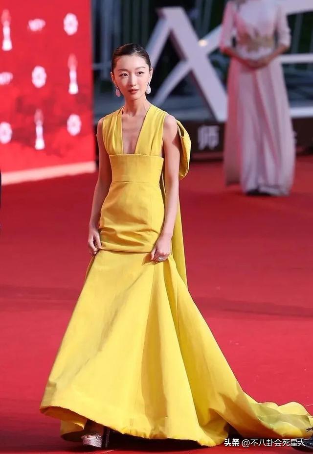 赵丽颖的副乳,杨幂的扁屁股,鞠婧祎的腿,女明星的身材也很真实