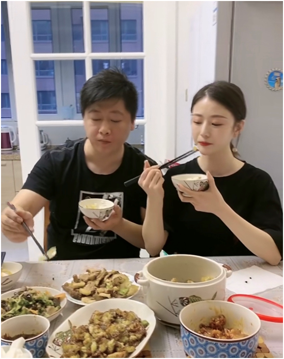 “谢永强”娇妻露面,穿短裙秀长腿跪地洗脚,永强皇上坐姿太享受