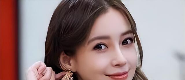 抽烟成瘾的六位女明星,个个都是老烟民,刘亦菲14岁就会抽烟了