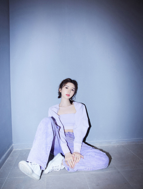 毛晓彤也是个长腿美女,元气超短牛仔裤搭配,减龄又有点小火辣