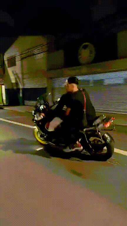 妹子真大胆,这样的纹身都敢露出来,我在她身后都替她感到尴尬