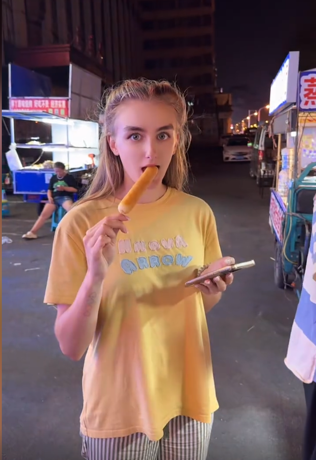 中国留学生爱上俄罗斯美女,每天被女友亲上百次,睡个懒觉都不成