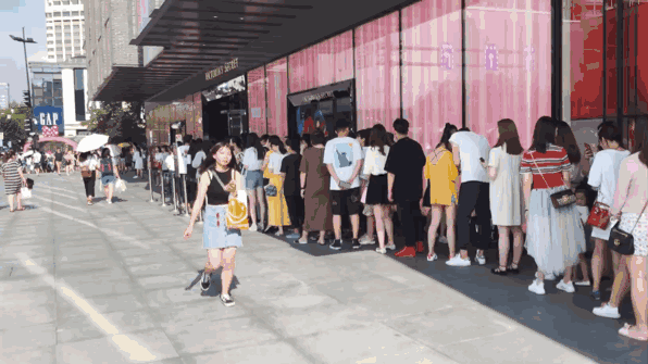 “维密天使”何穗下午在杭州被围观,原来那些传说是真的,肤白胸大、腿长两米、自带光环!