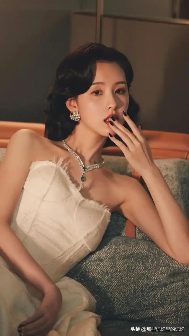 陈都灵机场丝袜撩人,肤白貌美大长腿,又纯又欲简直是人间尤物!