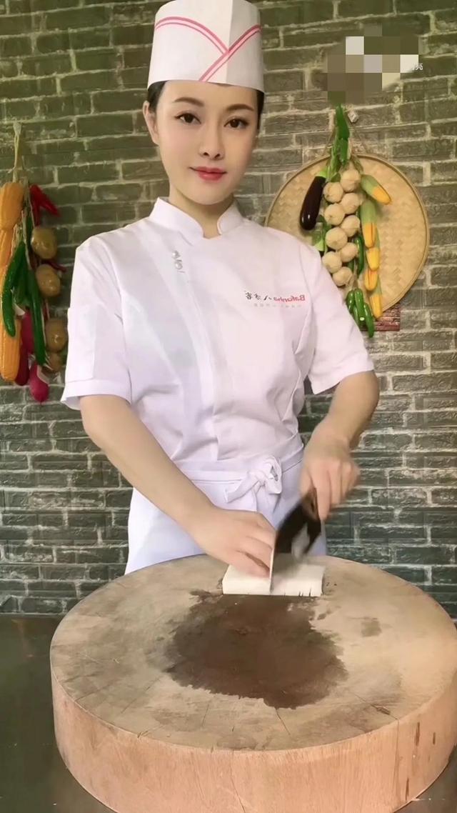 美女厨师,不靠颜值靠手艺,喜欢的粉丝点赞