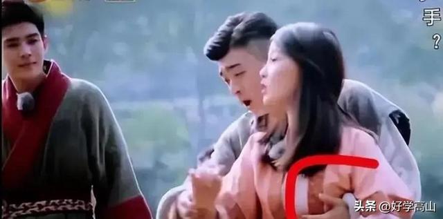 强吻、摸胸、掀裙底,这些男星究竟是真敬业,还是借机揩油?