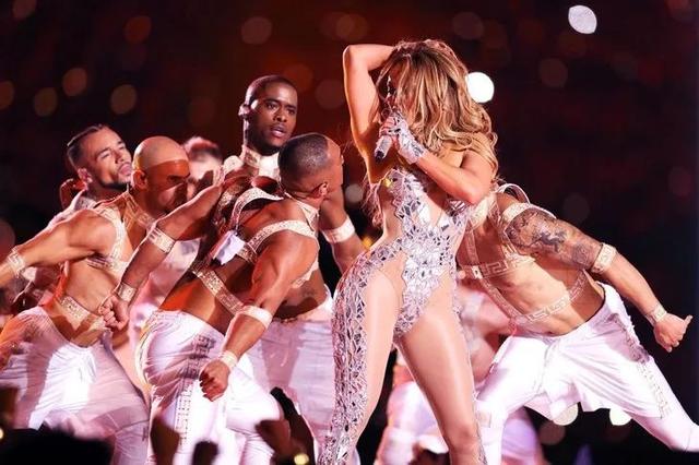 Jennifer Lopez 全裸拍新歌封面,这身材51岁?