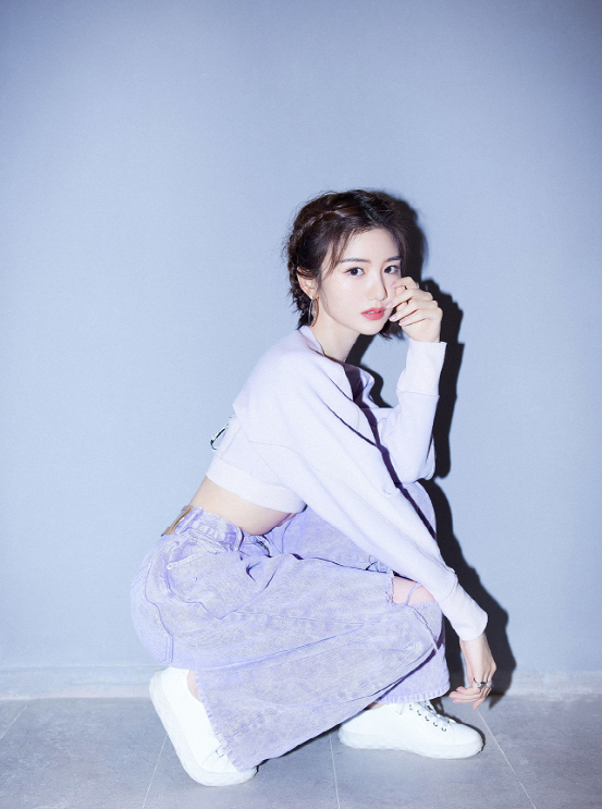毛晓彤也是个长腿美女,元气超短牛仔裤搭配,减龄又有点小火辣