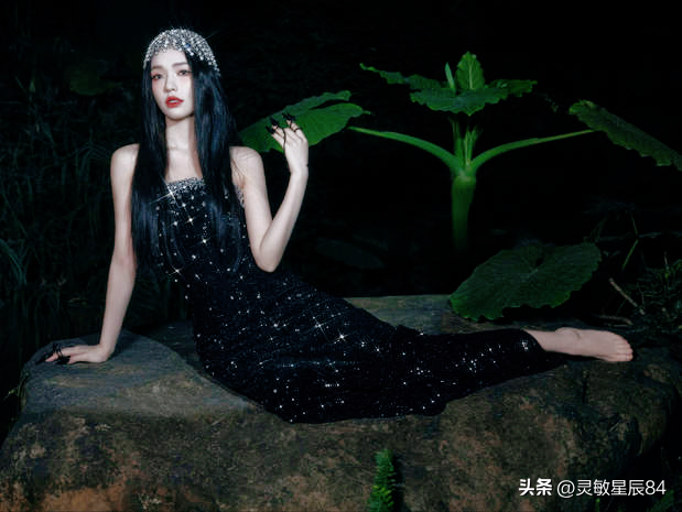 林允穿黑色镶钻紧身裙性感迷人 化身丛林蛇女神秘妩媚!