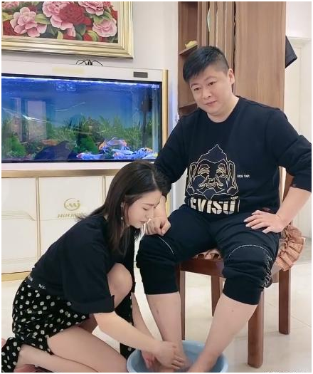 “谢永强”娇妻露面,穿短裙秀长腿跪地洗脚,永强皇上坐姿太享受