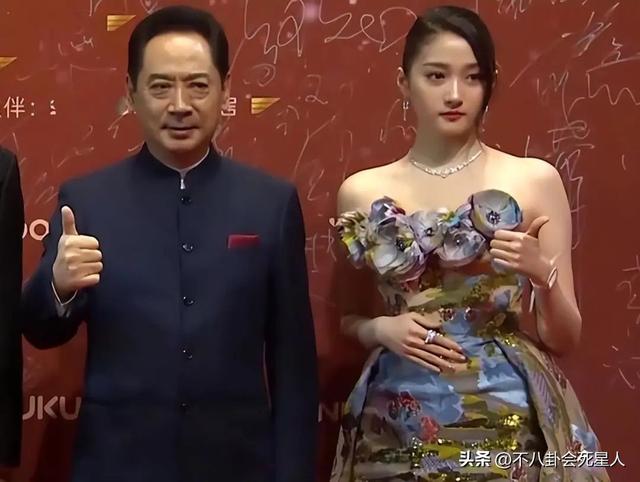 赵丽颖的副乳,杨幂的扁屁股,鞠婧祎的腿,女明星的身材也很真实