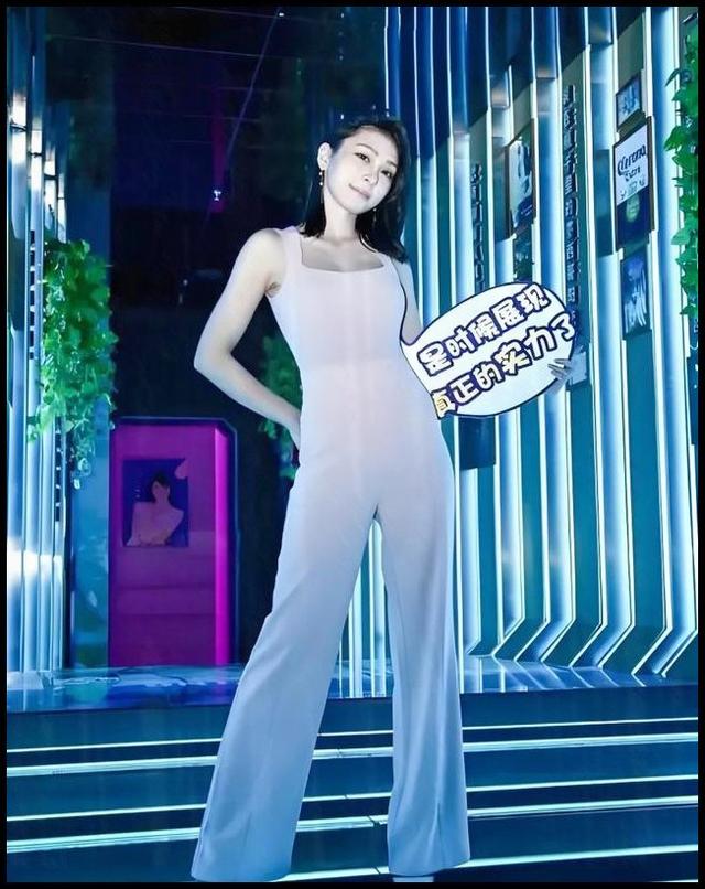 日本美女花琉莉:时尚与才华并存的魅力女性