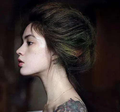 极品自然光美女人像,性感迷人