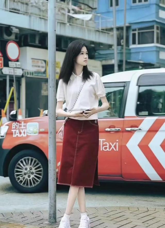 陆毅女儿贝尔近照惊艳,腿又长又细,身高直逼180cm