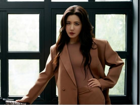 李小冉的胸,闫妮的腿,殷桃的腰,这6位中年女星性感起来迷死人