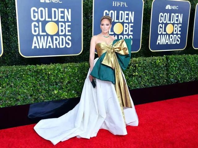 Jennifer Lopez 全裸拍新歌封面,这身材51岁?