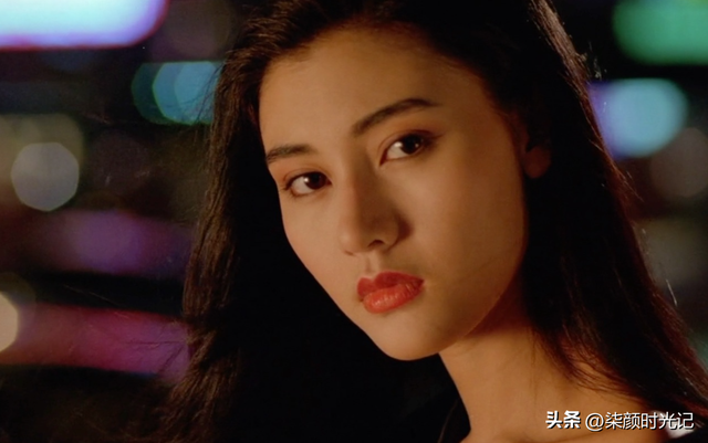 李嘉欣海边热裤露臀照,53岁秀性感好身材,网友:这身材,绝了!