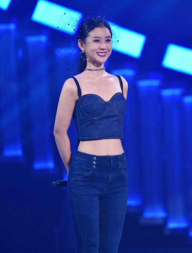 李小萌变狂野,穿虎皮纹吊带裙高调献唱,胸前扁平意外穿出高级美