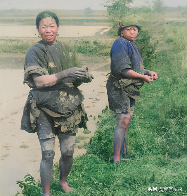 罕见耻辱老照片:被拍卖的大胸女人,全裸女人被男人拿枪指着