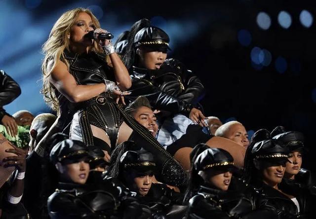 Jennifer Lopez 全裸拍新歌封面,这身材51岁?