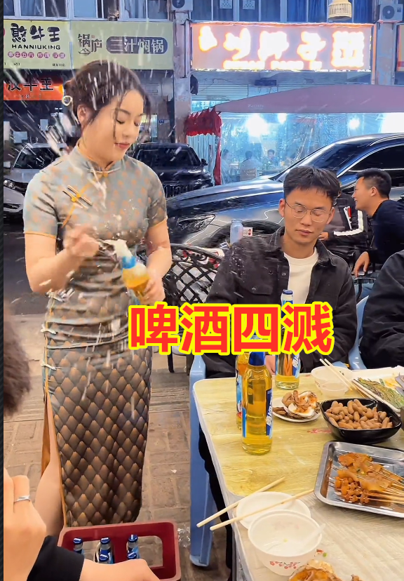 老板娘“花式”开啤酒,故意“使坏”喷食客一脸,被喷男子笑开花