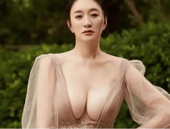 李小冉的胸,闫妮的腿,殷桃的腰,这6位中年女星性感起来迷死人