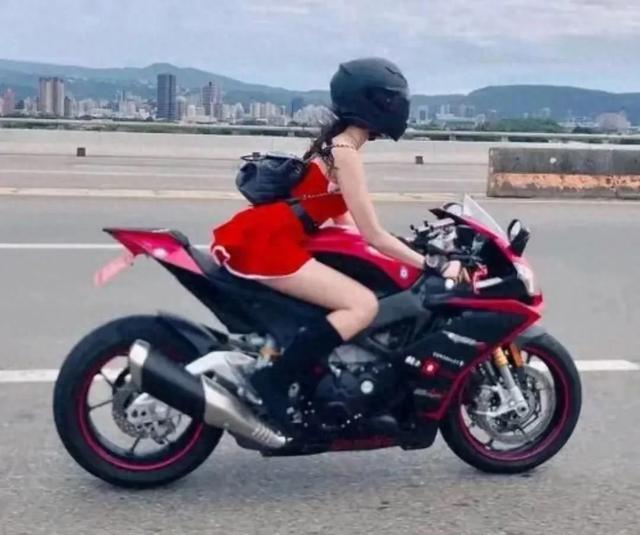 心疼!美女骑手穿超短裤不幸摔倒走光露出臀部!大喊我的内裤