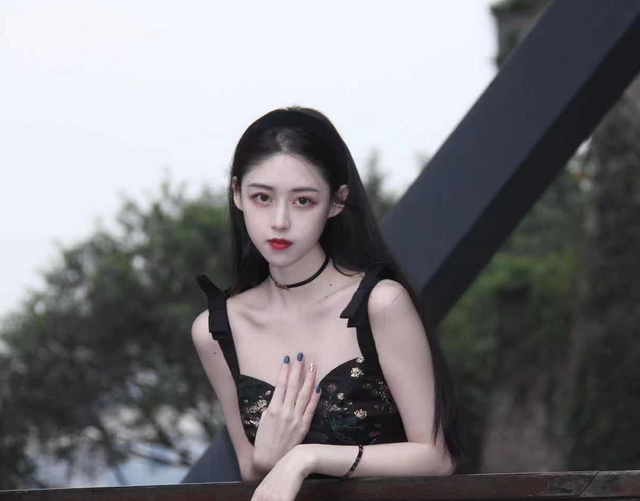 才貌双全的暨南大学校花,长相似清冷的古典美人,网友:又美又飒