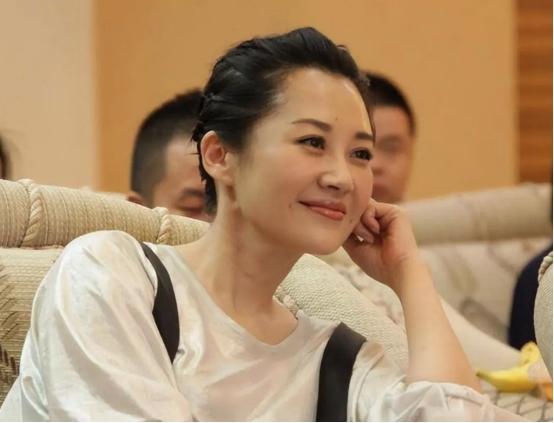李小冉的胸,闫妮的腿,殷桃的腰,这6位中年女星性感起来迷死人