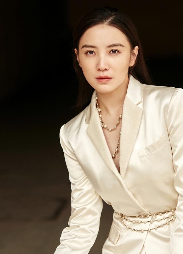 43岁宋佳近照!腋下妇乳明显,真空礼服险走光,胳膊上痕迹引热议