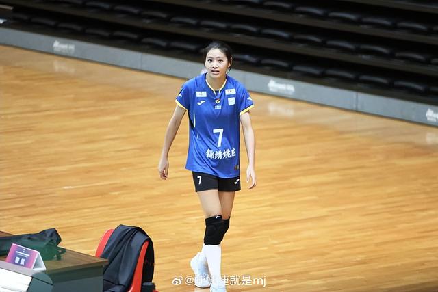 惊喜!中国女排又一美女新星脱颖而出,年仅17岁长相清纯气质甚佳