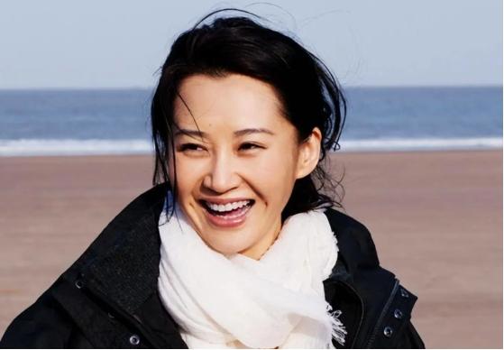 李小冉的胸,闫妮的腿,殷桃的腰,这6位中年女星性感起来迷死人