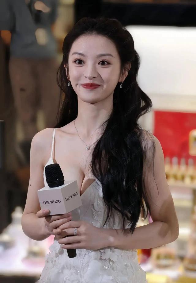 田曦薇 “童颜巨乳”,高中时期的照片曝光!