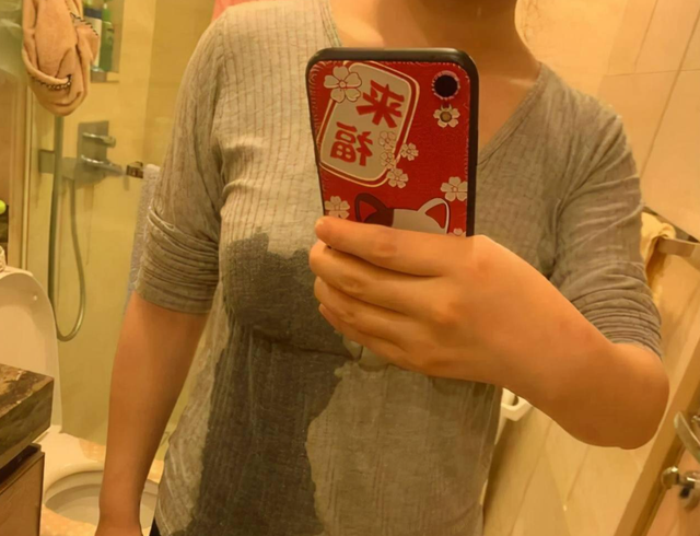 丰满美女公交上“漏尿”,被帅哥嘲讽没教养,大妈:有妈生没妈教