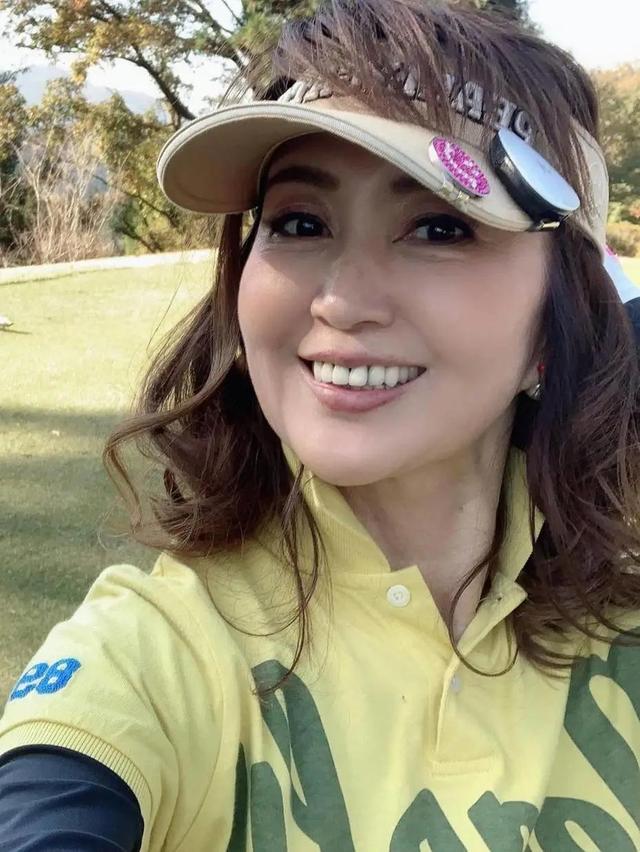 日本71岁美女奶奶颜值逆龄,身材不输少女!和孙子出门被认母子