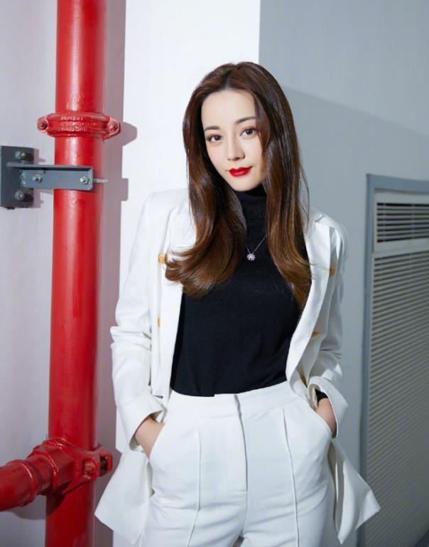 迪丽热巴生图太抗打,一袭黑纱抹胸裙惊艳全场,身材确实是好