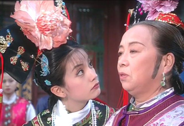 容嬷嬷教导小燕子,小燕子挨打后因祸得福,紫薇为进宫下跪求众人
