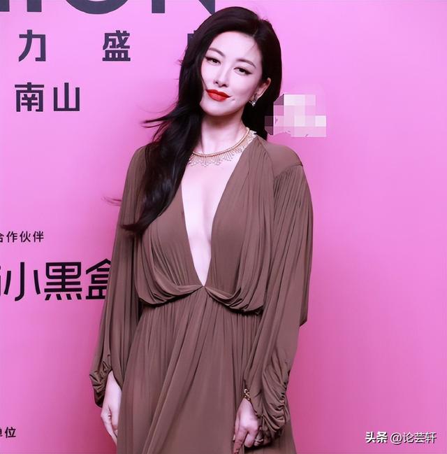 深圳这一夜,赵露思、林允的胸,露背的娜扎,都败给了朱珠的深V