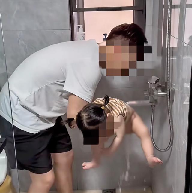 “爸爸给女婴洗屁屁”被指责,网友:这种事情很过分我家绝不允许