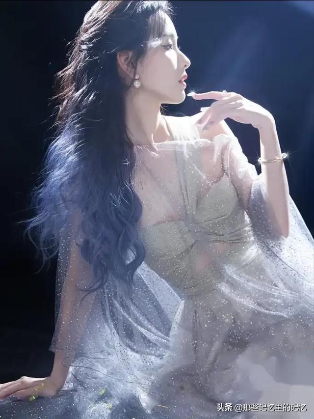 陈都灵机场丝袜撩人,肤白貌美大长腿,又纯又欲简直是人间尤物!